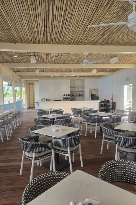 Zitplaatsen bij de beachclub van Half Moon Cay