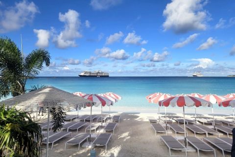 Ligbedden bij de beachclub op Half Moon Cay