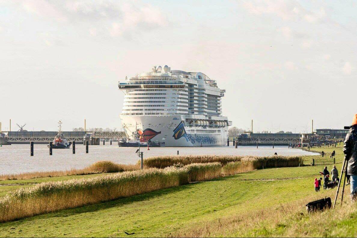 Video’s: AIDAcosma arriveert in Eemshaven na succesvolle Eemstocht