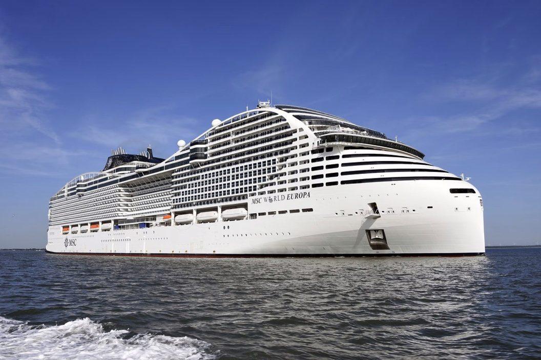MSC World Europa rondt proefvaart af en MSC Euribia naar afbouwdok