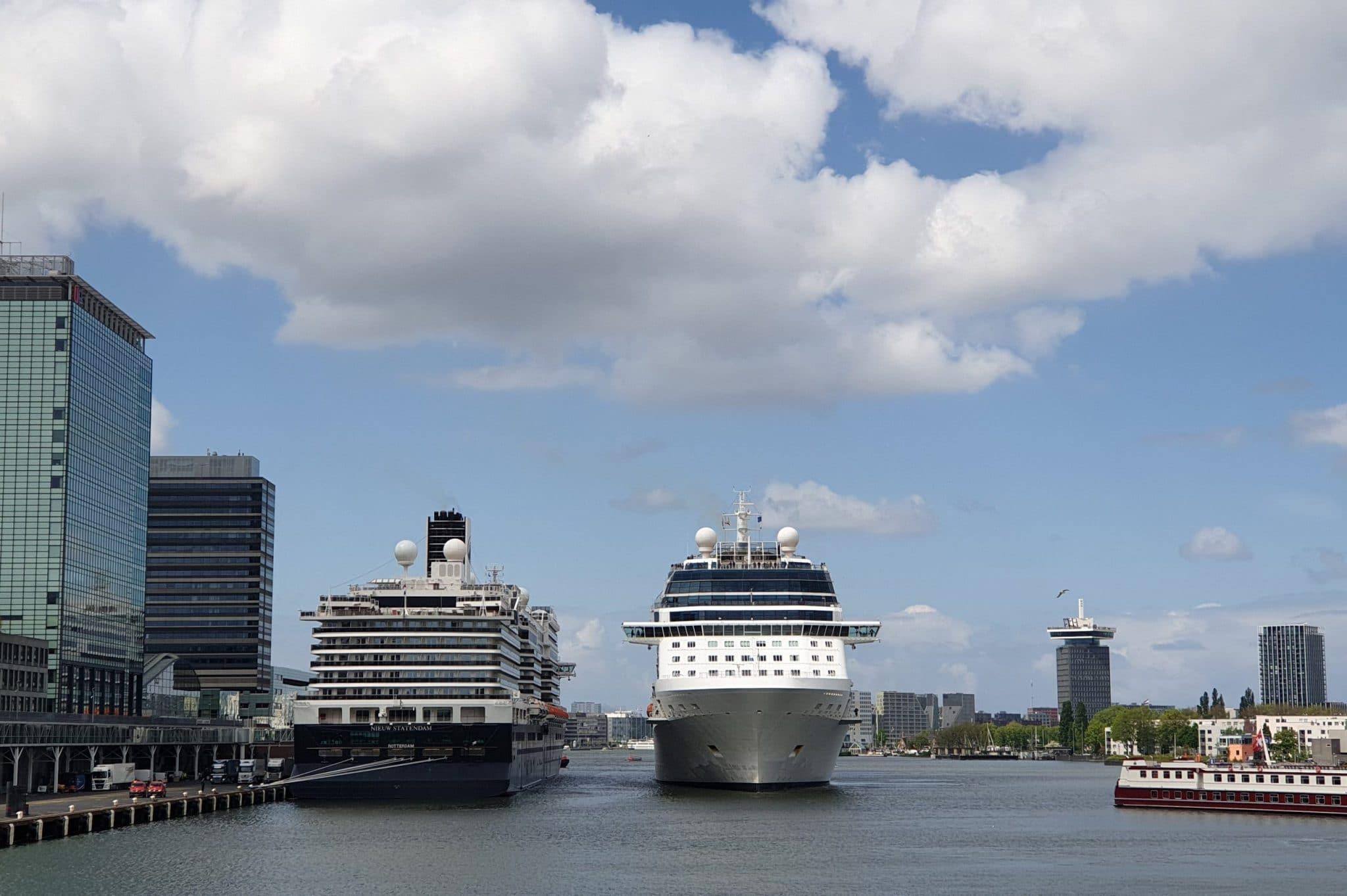 Zeecruise in 2025 aan de walstroom in de Amsterdamse haven