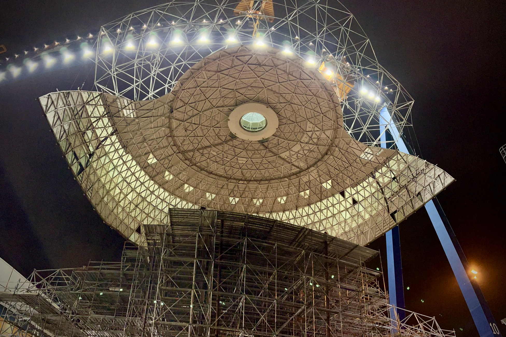 Video: Installatie van gigantische koepel op de AquaDome van Icon of the Seas