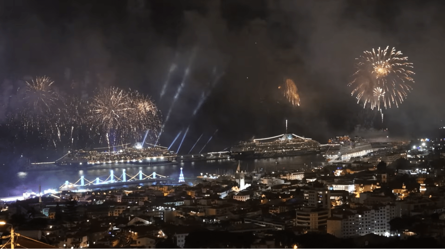 zeven cruiseschepen bij eindejaarsvuurwerk op Madeira