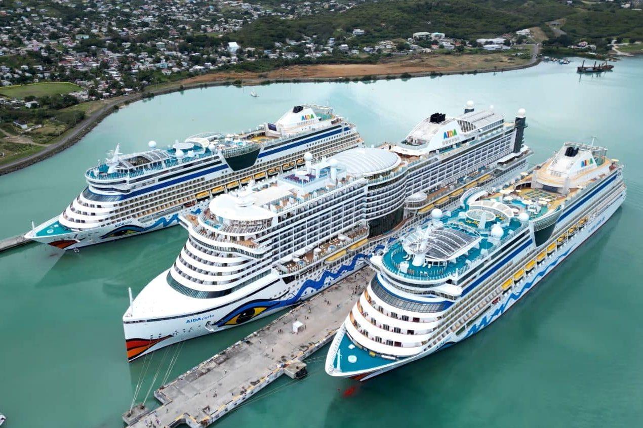 Drie AIDA cruiseschepen in Antigua