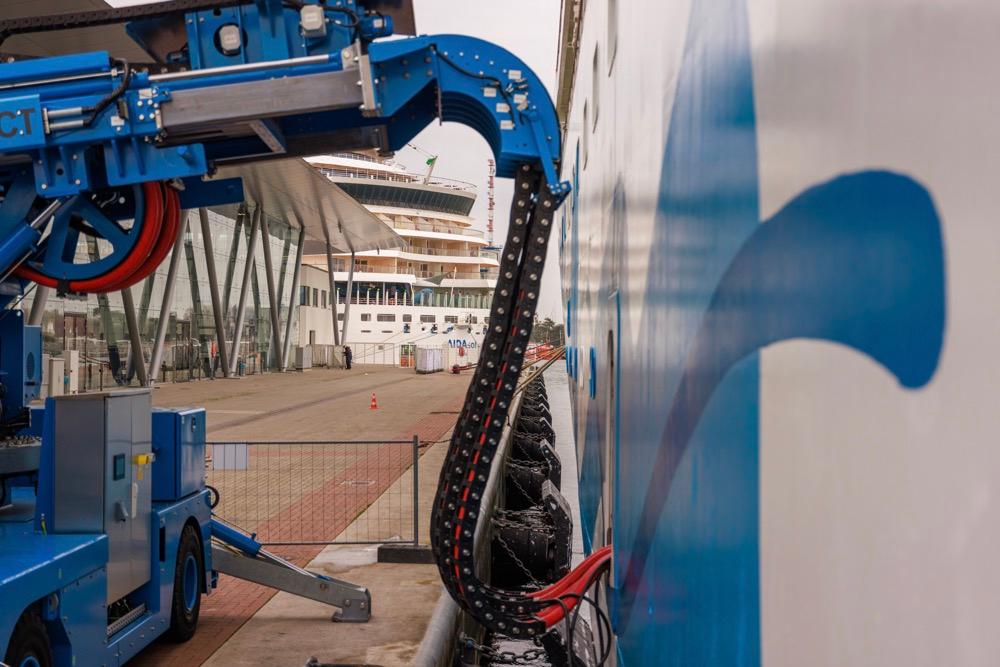 Twee AIDA cruiseschepen tegelijkertijd aan walstroom in Warnemünde