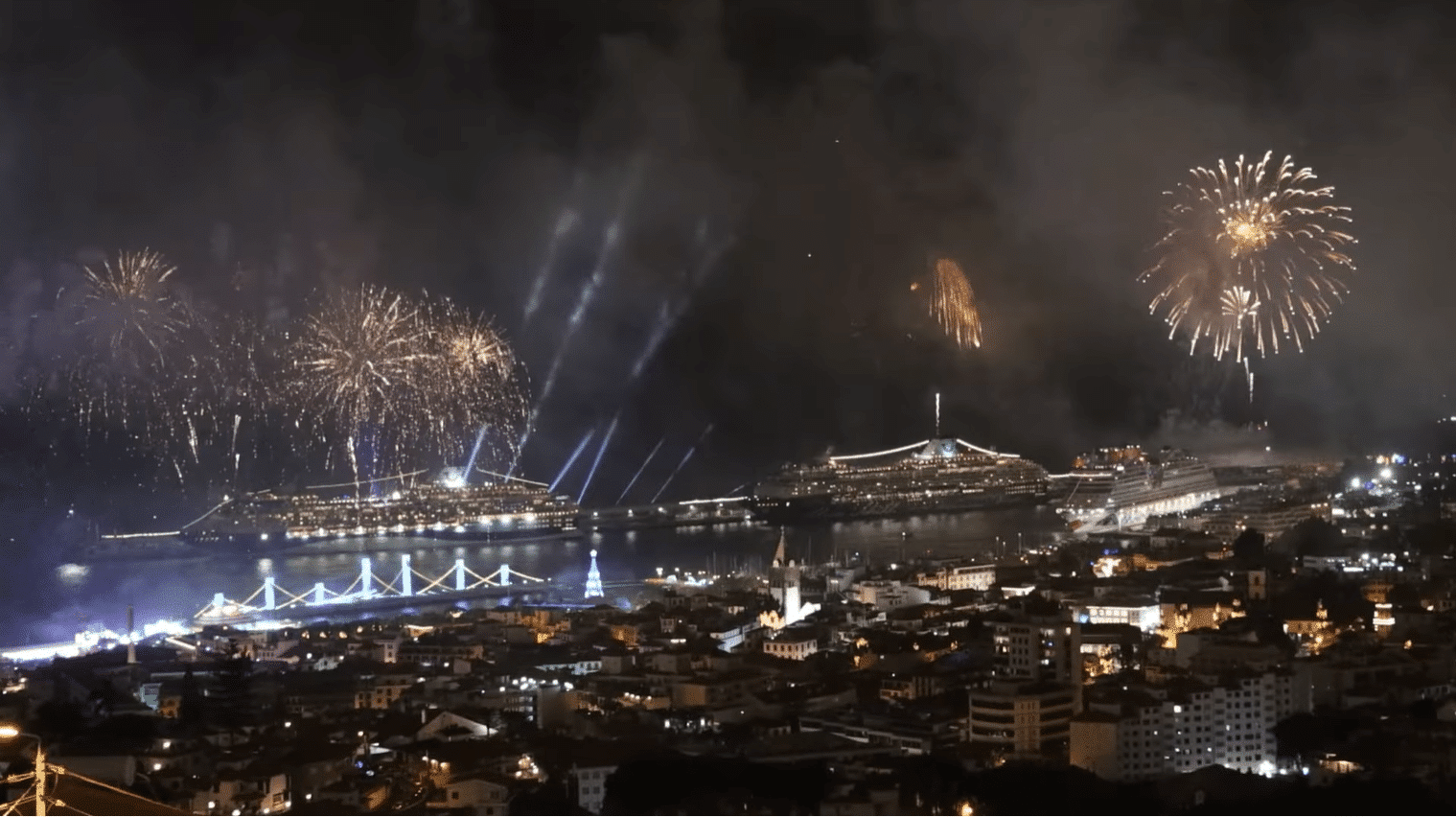 Video’s: 8 cruiseschepen bij eindejaarsvuurwerk op Madeira