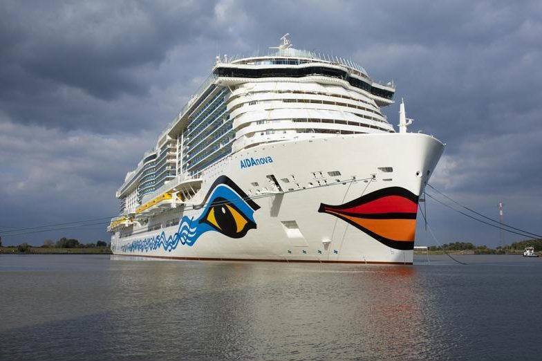 Cruiseschip AIDAnova voor droogdok aangekomen in Botlek