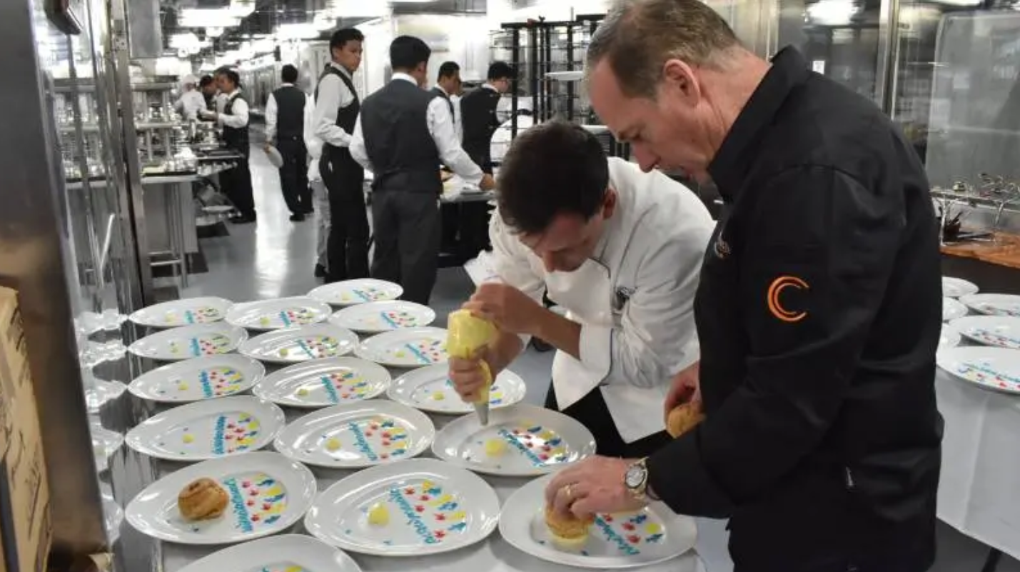 chef-koks Stowell en Torres op 2025 Grand Voyages van Holland America Line