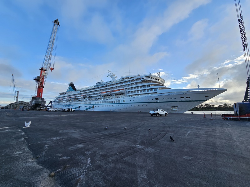 Artania van Phoenix Cruises opent cruiseseizoen in Rio Grande, Brazilië	