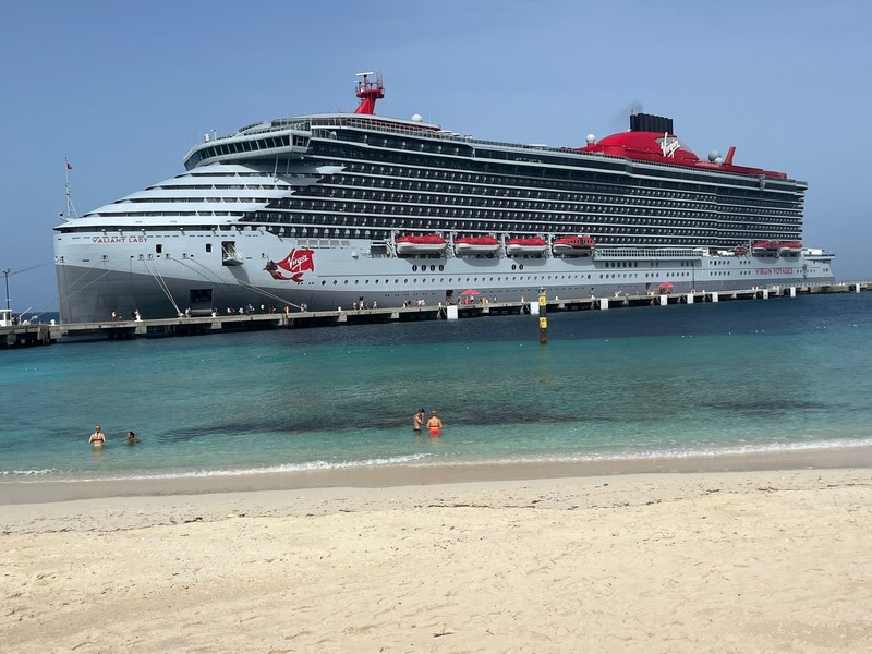 Virgin Voyages viert recordstart van 2025	
