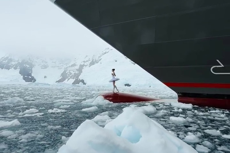 Balletdanseres treedt op op de boeg van Ponant-schip in Antarctica