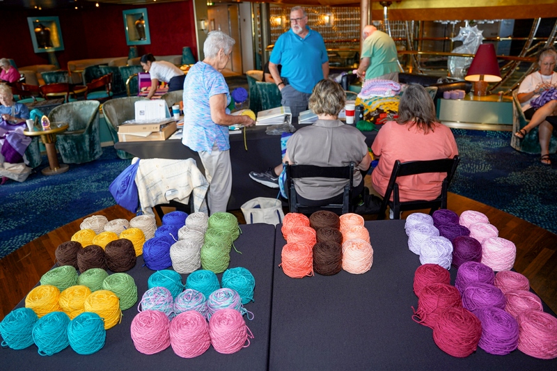 Holland America Gasten Breien Honderden Dekens voor Project Linus	