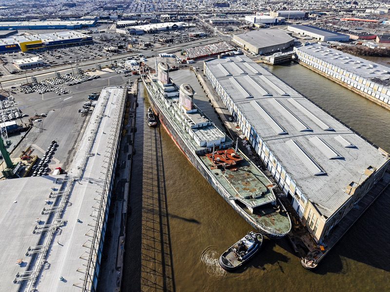 SS United States Verplaatst naar Nieuwe Pier voor Vertrek		