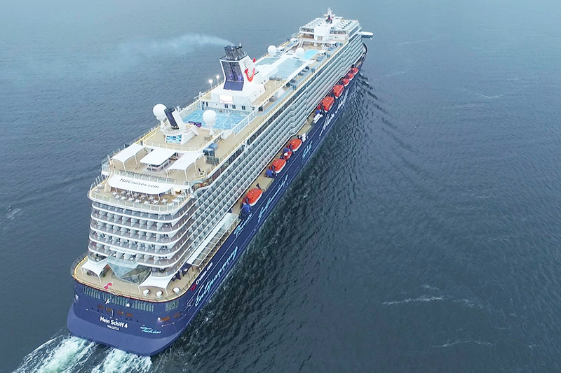 Mein Schiff 4 gaat droogdok in Dubai binnen		