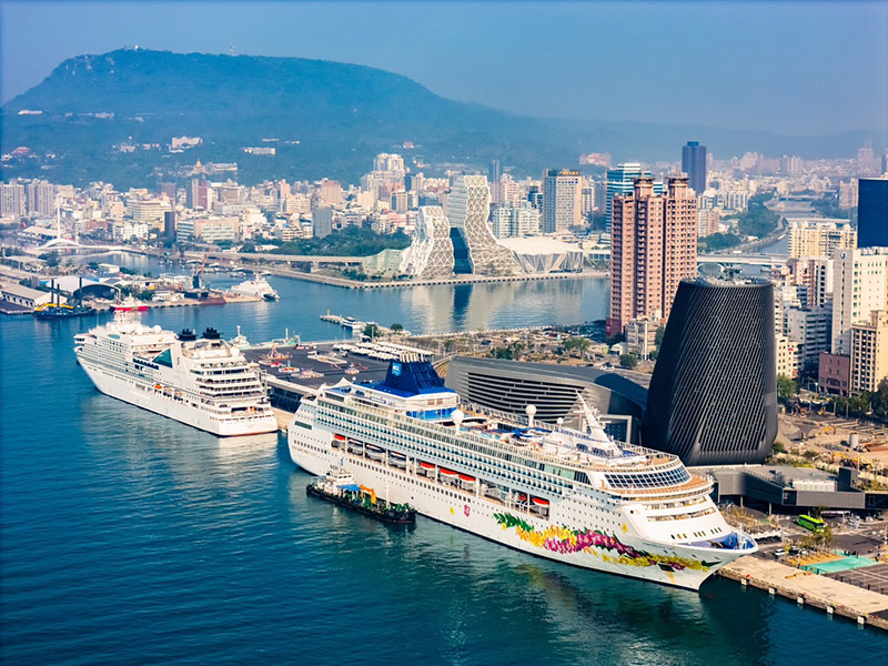 Seabourn_Encore_en_Norwegian_Sky_maken_eerste_aanlopen_in_Kaohsiung