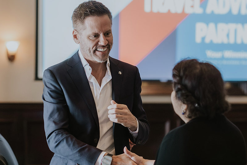 Adolfo Perez van Carnival Cruise Line gaat met pensioen na 43 jaar	