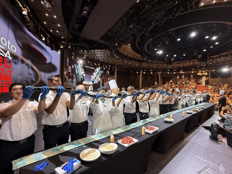Chef Morimoto van Holland America maakt de langste sushirol op zee	