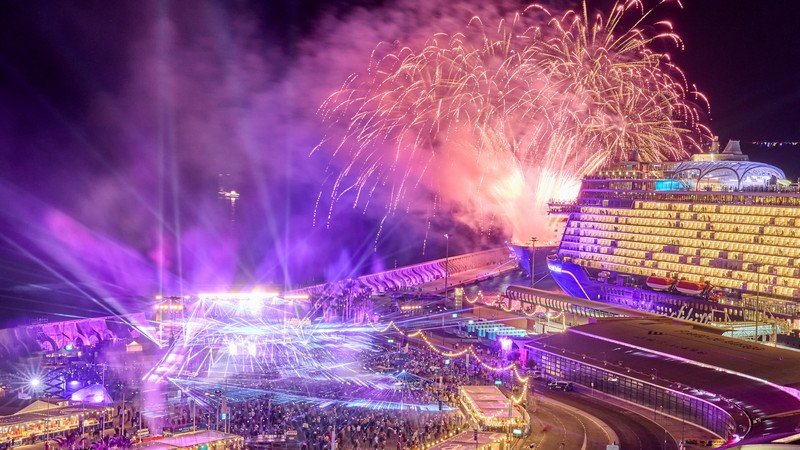 Robbie Williams treedt op tijdens doop van Mein Schiff Relax in Málaga	