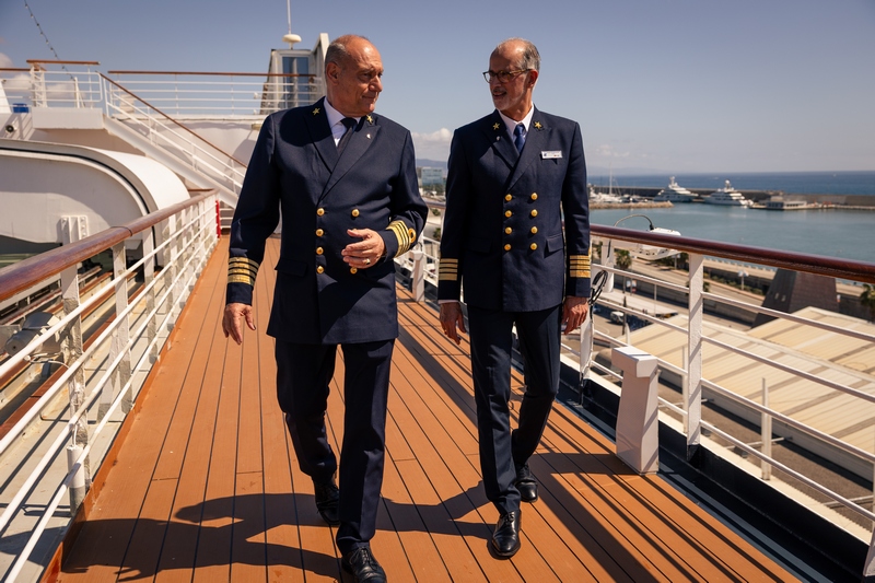 Holland America viert Grand Voyages met scheepsontmoeting in Barcelona		