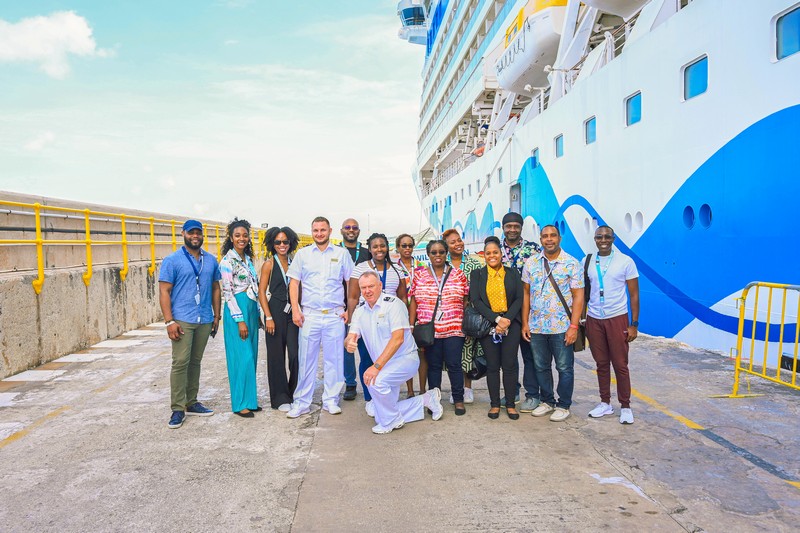 AIDA_verwelkomt_CDEMA_aan_boord_van_AIDAbella_om_duurzame_initiatieven_te_presenteren