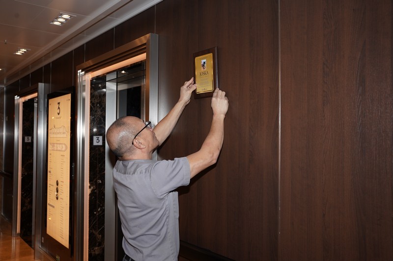 Holland America Eert Geleidehond			