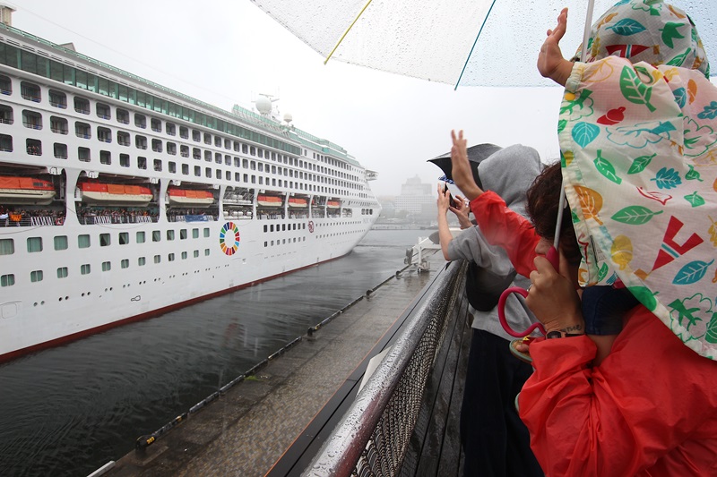 Pacific World vertrekt voor 120e wereldreis van Peace Boat		
