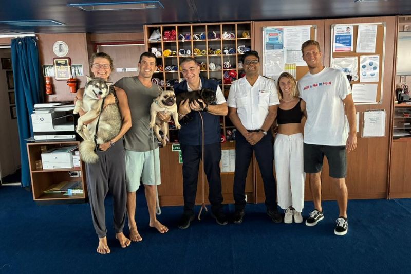 Carnival Splendor Redt Opvarenden van Katamaran in de Zuidelijke Grote Oceaan	