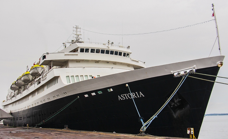 Historisch cruiseschip Astoria wordt geveild in Rotterdam			