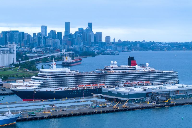 Gerenoveerde_Queen_Elizabeth_arriveert_in_Seattle_voor_Alaskaseizoen