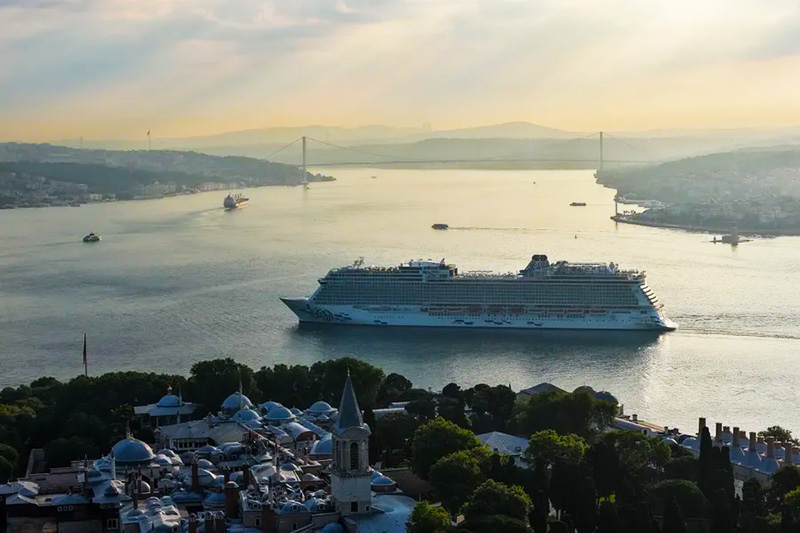 Aroya cruises maakt eerste aanloop in Istanbul		