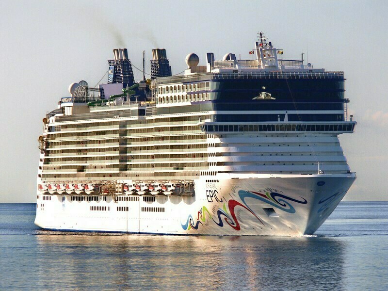 Norwegian_Epic_viert__jaar_in_de_vaart