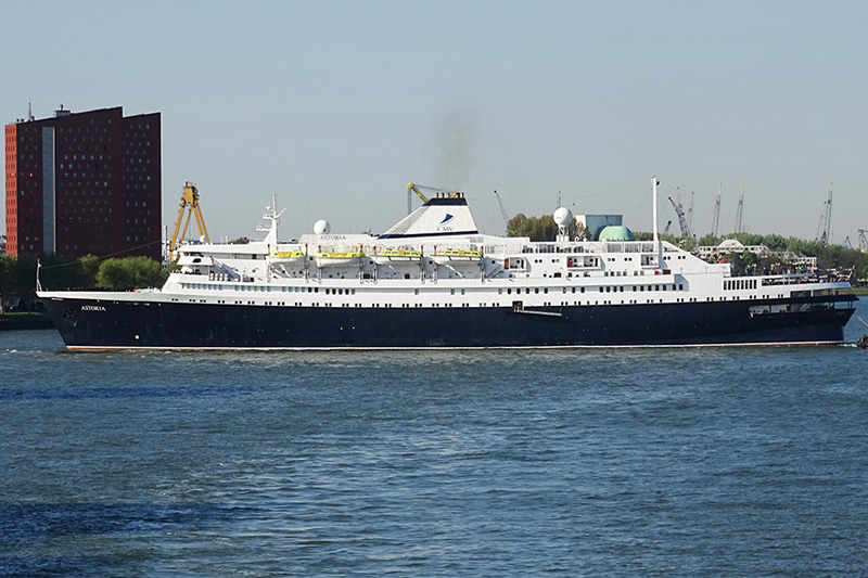 Astoria vertrekt uit Rotterdam op weg naar de sloop	