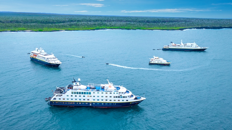 Lindbladschepen_verzamelen_zich_in_de_Galpagos_voor_doopceremonie