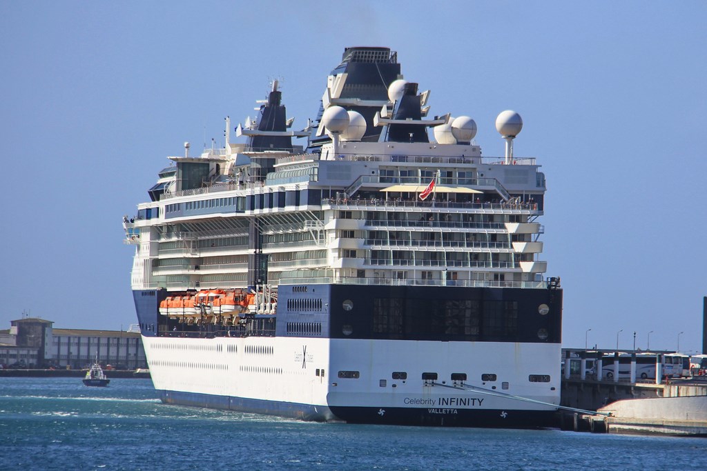 Celebrity_Infinity_blijft_tot__juli_in_de_haven_van_Kusadasi