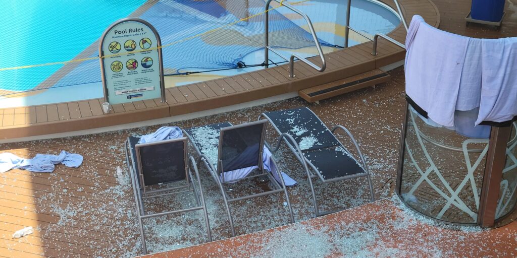 Heldhaftige Bemanningslid Redt Gasten van Vallend Glas op Cruise