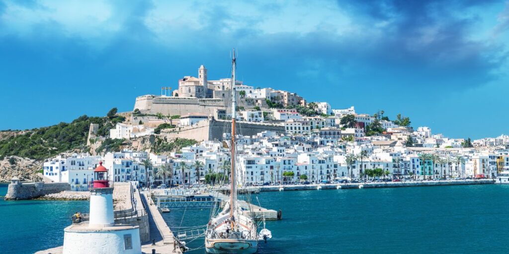Koppel Probeert Cruisefactuur te Ontlopen – Eindigt in Handboeien op Ibiza
