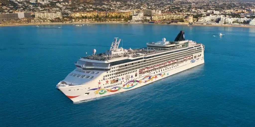 Norwegian_Star_teruggesleept_naar_haven_na_motorstoring