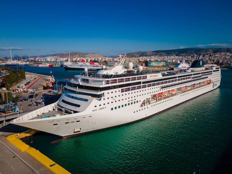 MSC_Lirica_neemt_routes_van_MSC_Sinfonia_over_in_winter_