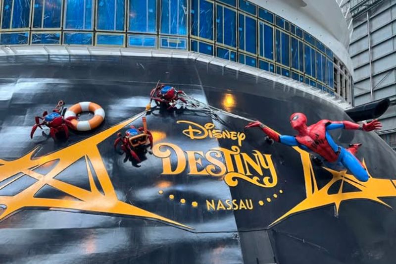 Disney_Destiny_krijgt_spectaculaire_SpiderMan_beeld_op_het_achterschip