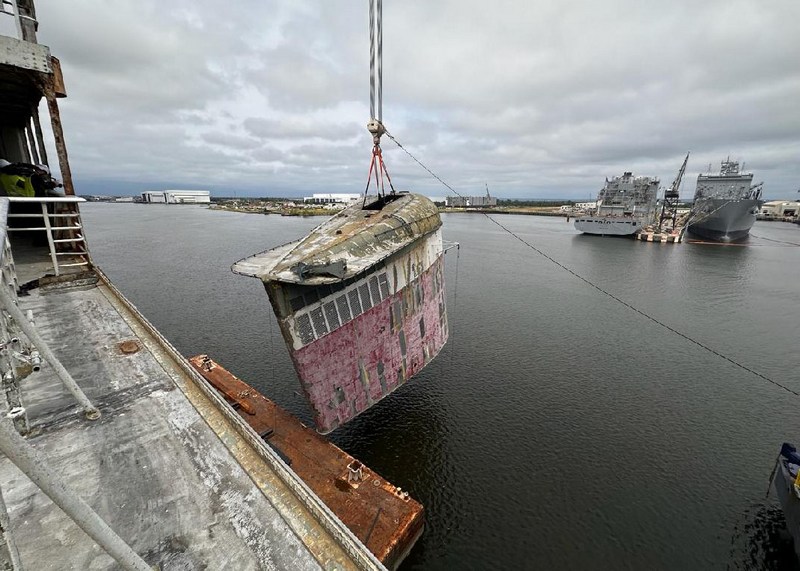 Schoorsteen en mast verwijderd van SS United States		