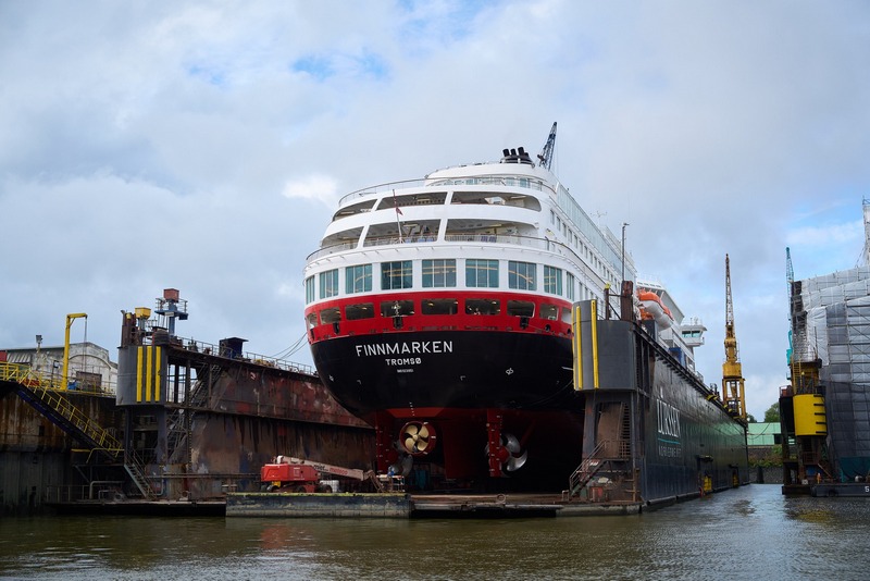 Finnmarken van Hurtigruten krijgt nieuwe schroef tijdens droogdokbeurt	
