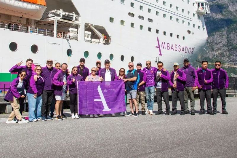 Gasten en bemanning van Ambition helpen mee met ‘Clean a Beach’-actie in Eidfjord		