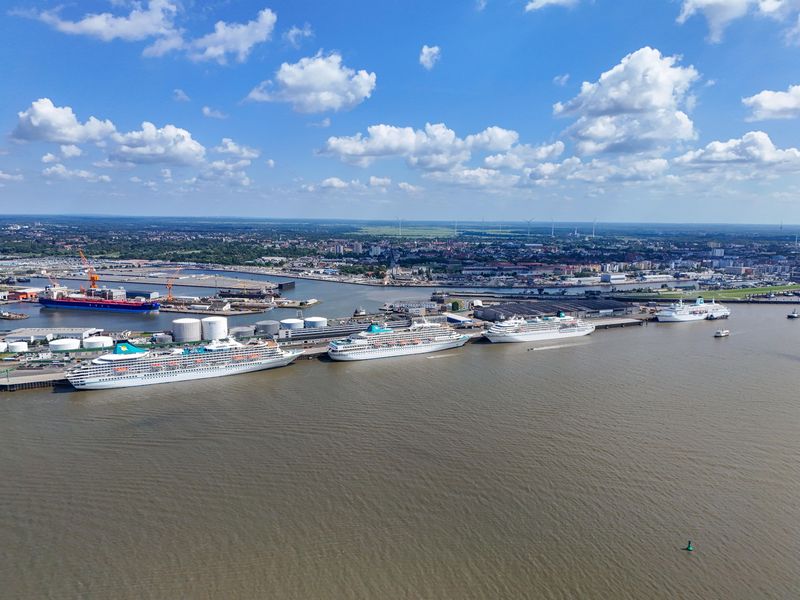 De oceaanschepen van Phoenix Reisen komen samen