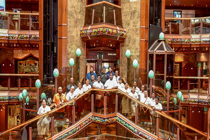 Belizaanse_studenten_ontdekken_cruisebanen_aan_boord_van_Carnival_Paradise