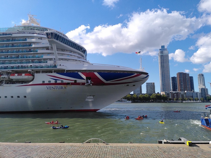 Demonstranten proberen cruiseschip tegen te houden in Rotterdam		