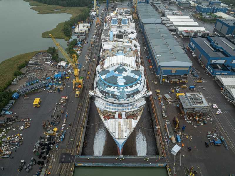 Legend_of_the_Seas_te_water_gelaten_bij_Meyer_Turku