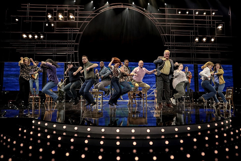 Queen_Elizabeth_verwelkomt_theaterproductie_Come_from_Away_aan_boord