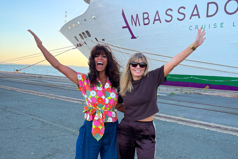 Ambassador verwelkomt merkambassadeurs Jenny Powell en Kate Thornton		