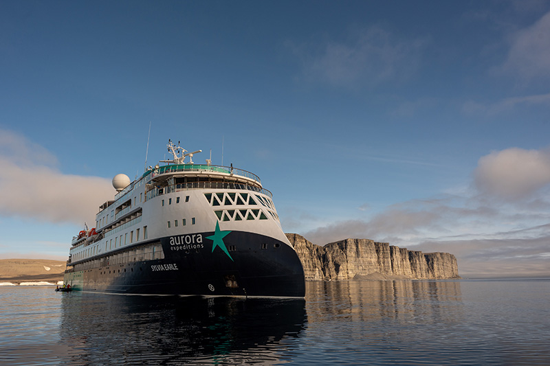 Aurora viert 100ste passagiers doorgang door Northwest Passage		