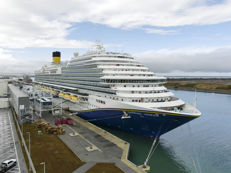 Tropisch weer verandert routes van acht Carnival-schepen